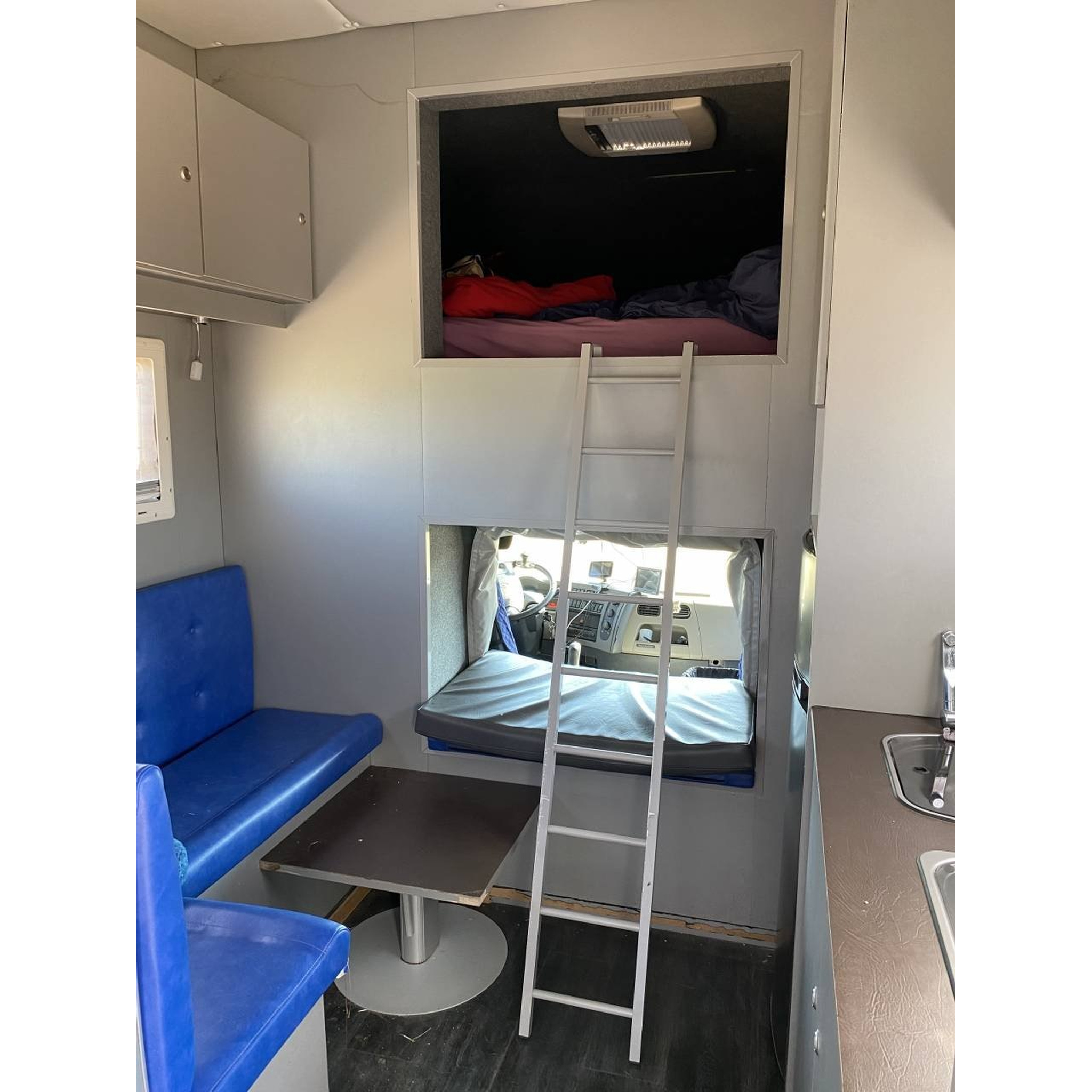 CAMION CHEVAUX 7 PLACES AVEC HOME CAR OCCASION 9
