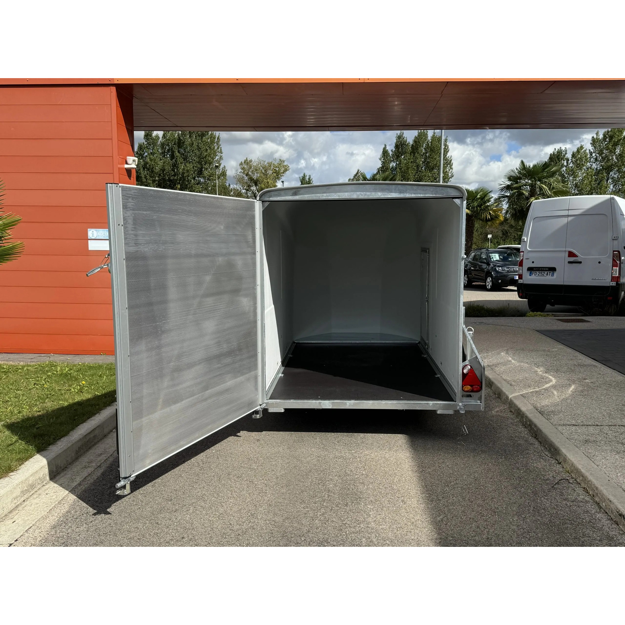 CARGO 1300 – 1300 KG 37
