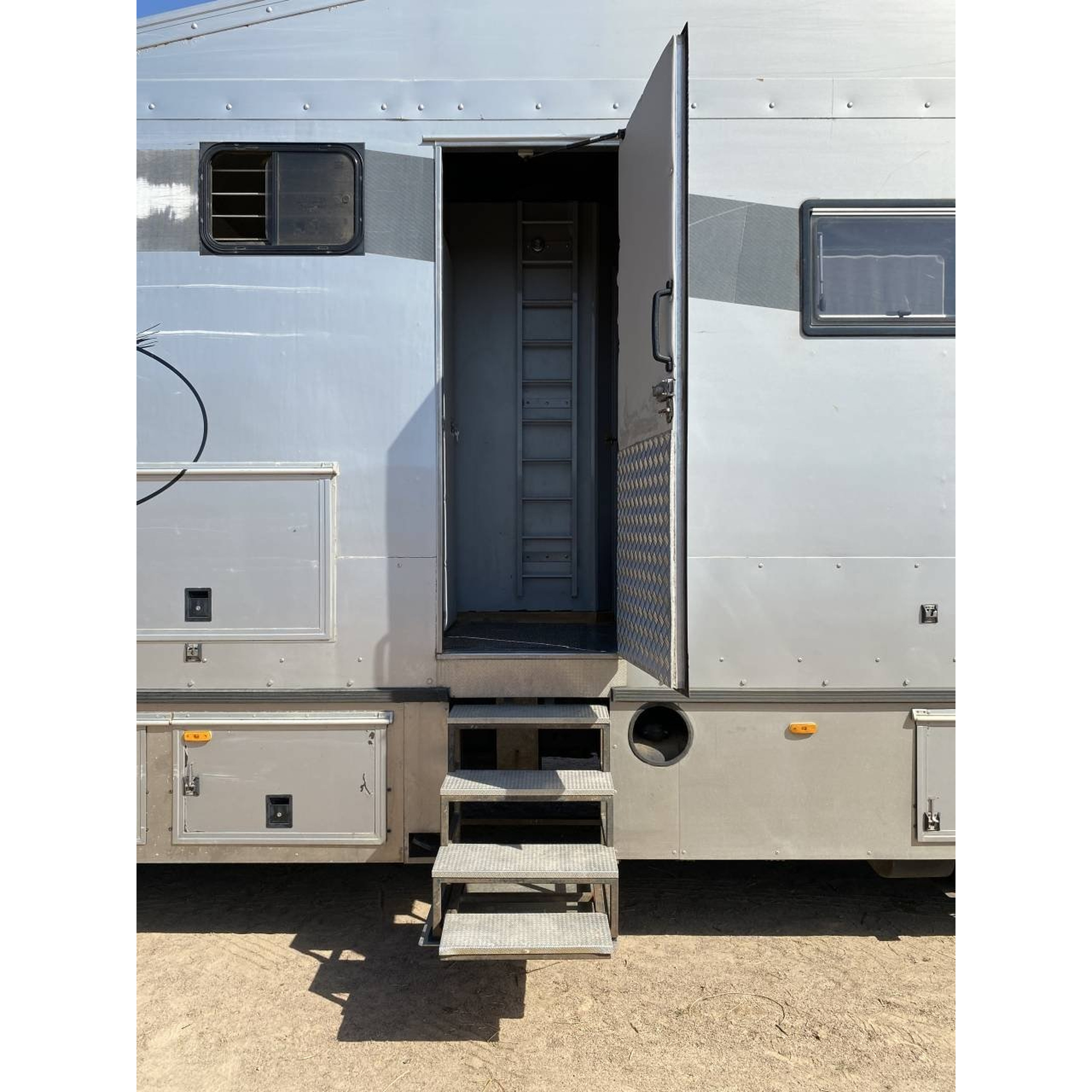 CAMION CHEVAUX 7 PLACES AVEC HOME CAR OCCASION 3