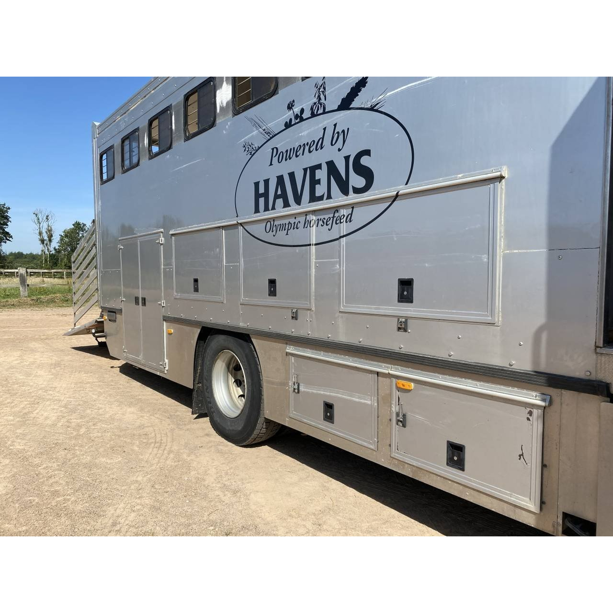 CAMION CHEVAUX 7 PLACES AVEC HOME CAR OCCASION 2
